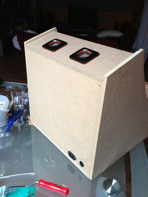 Arcade-buildblog-20121222-14 Lautsprecher und Schalter befestigt.jpg